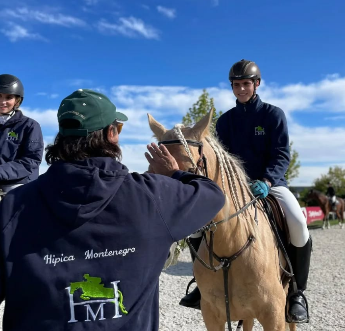 Clases de equitación nivel avanzado salto y doma en Madrid